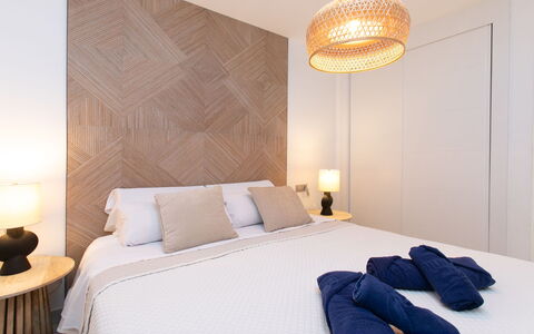 Nerja View with Infitinity Pool: Lit, Meubles, Design Intérieur, Chambre, Literie, Mur, Drap De Lit, Sol, Bois, Linge