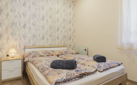 Wild Grape: Lit, Chambre, Design Intérieur, Meubles, Drap De Lit, Literie, Bois, Sol, Sol, Linge