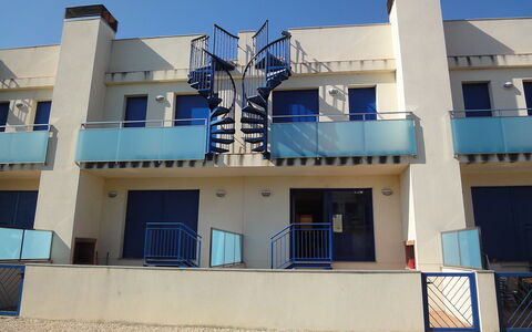 Minini: Ciel, Fenêtre, Bâtiment, Bleu, Ombre, Design Urbain, Matériel De La Propriété, Zone Résidentielle, Façade, Condominium