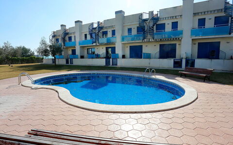 Minini: Ciel, L'Eau, Bâtiment, Jour, Propriété, Fenêtre, Bleu Azur, Piscine, Plan D'Eau, Arbre