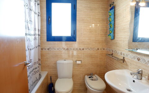 Minini: Salle De Bains, Propriété, Pièce, Toilette, Mur, Luminaire Plomberie, Design Intérieur, Sol, Architecture, Tuile
