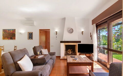 Casa Mila - Sunny Way: Meubles, Design Intérieur, Sol, Sol, Plafond, Pièce, Bois, Salon, Canapé, Télévision