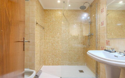 Ivone - Sunny Way: Salle De Bains, Luminaire Plomberie, Sol, Sol, Design Intérieur, Plomberie, Tuile, Douche, Robinet, Tete De Douche
