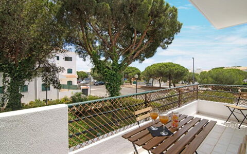 Jade-Sunny Way: Appartement, Zone Résidentielle, Balcon, Condominium, Ombre, Porche, Mobilier De Jardin, Villa, Cour, Clôture