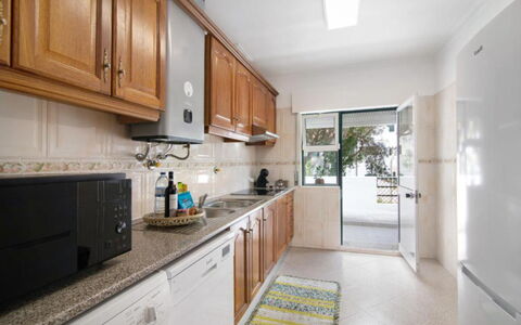 Jade-Sunny Way: Cuisine, Comptoir, Sol, Bois, Cabinetry, Meubles, Sol, Design Intérieur, Principaux Appliance, Domicile
