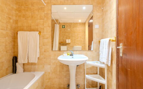 Lima - Sunny Way: Sol, Sol, Salle De Bains, Luminaire Plomberie, Design Intérieur, Lavabo, Évier, Plomberie, Pièce, Toilette