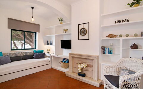 Medusa - Sunny Way: Meubles, Design Intérieur, Sol, Mur, Bois, Sol, Canapé, Plafond, Pièce, Salon