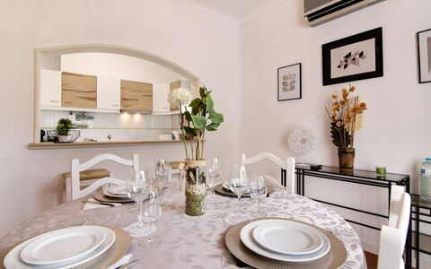 Medusa - Sunny Way: Meubles, Design Intérieur, Table, Sol, Table Cuisine Et Salle A Manger, Plafond, Pièce, Salle À Manger, Chaise, Éclairage