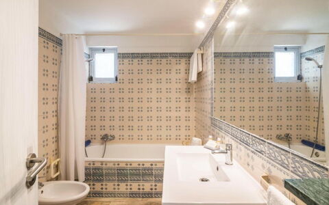 Patrick - Sunny Way: Salle De Bains, Luminaire Plomberie, Sol, Sol, Lavabo, Design Intérieur, Évier, Robinet, Plomberie, Tuile