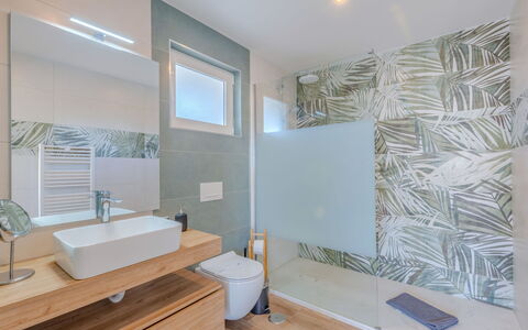 Viva One - Vip Properties: Sol, Design Intérieur, Luminaire Plomberie, Sol, Plafond, Salle De Bains, Robinet, Armoire De Toilette, Évier, Lavabo