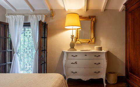 Podere la Botte, Pool, Lari: Meubles, Lit, Design Intérieur, Chambre, Mur, Literie, Bois, Drap De Lit, Éclairage, Pièce