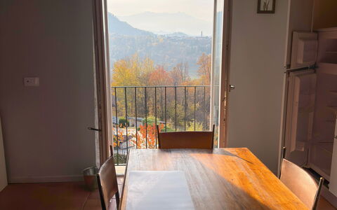 Alma Montis - Frabosa Sottana: Meubles, Bois, Table, Table Cuisine Et Salle A Manger, Chaise, Sol, Sol, Design Intérieur, Salle À Manger, Pièce