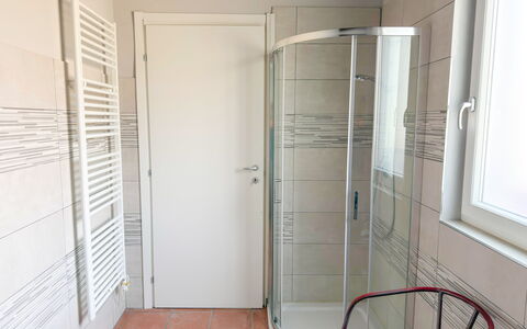 Alma Montis - Frabosa Sottana: Sol, Sol, Design Intérieur, Luminaire Plomberie, Pièce, Salle De Bains, Porte, Plomberie, Tuile, Porte De Douche