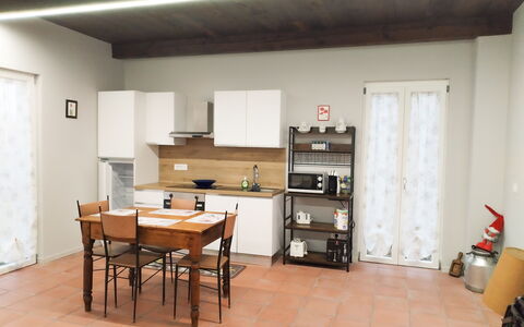 Alma Montis - Frabosa Sottana: Meubles, Sol, Design Intérieur, Sol, Bois, Plafond, Pièce, Chaise, Éclairage, Cuisine