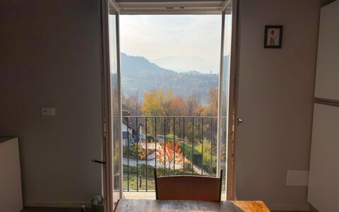 Alma Montis - Frabosa Sottana: Dur, Tache De Bois, Chaise, Parquet, Balcon, Daylighting, Balustrade, Table Cuisine Et Salle A Manger