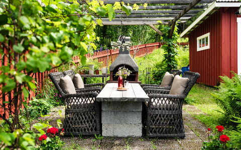 Viksjö Utsikten: Jardin, Arbuste, Pot De Fleur, Meubles, Arrière-Cour, Mobilier De Jardin, Aménagement Paysager, Chaise, Structure En Plein Air