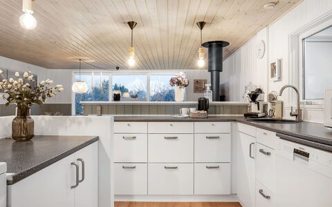 Felicia - from the Sea: Cuisine, Comptoir, Design Intérieur, Bois, Plafond, Cabinetry, Luminaire, Sol, Appareil De Cuisine, Domicile