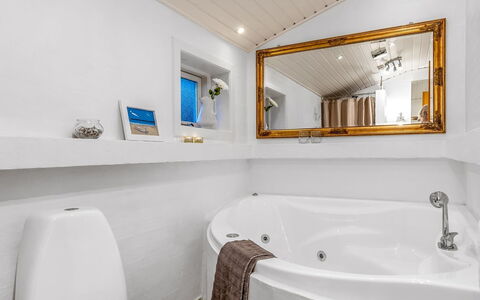 Felicia - from the Sea: Luminaire Plomberie, Salle De Bains, Design Intérieur, Sol, Plafond, Baignoire, Sol, Plomberie, Robinet, Pièce