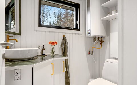 Dreng - from the Sea: Luminaire Plomberie, Plomberie, Robinet, Évier, Salle De Bains, Lavabo, Miroir, Plante D'Appartement, Comptoir, Armoire De Toilette