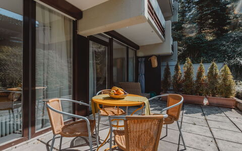 Alpenapartment: Bois, Meubles, Appartement, Chaise, Balcon, Tache De Bois, Dur, Ombre, Table Basse, Daylighting