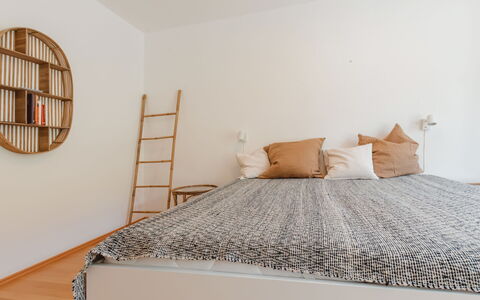 Alpenapartment: Meubles, Lit, Design Intérieur, Chambre, Mur, Literie, Sol, Sol, Bois, Drap De Lit