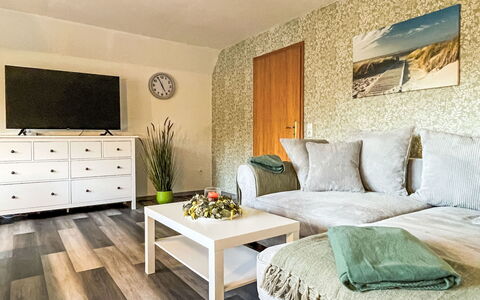 Die Dorfperle: Meubles, Design Intérieur, Sol, Sol, Canapé, Bois, Pièce, Salon, Plafond, Télévision
