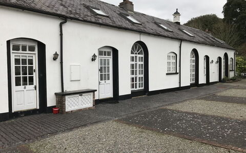 The Stables Holiday Cottage No 9: Mur, Porte, Architecture, Toit, Chalet, Allée, Pavé, Cheminée, Daylighting