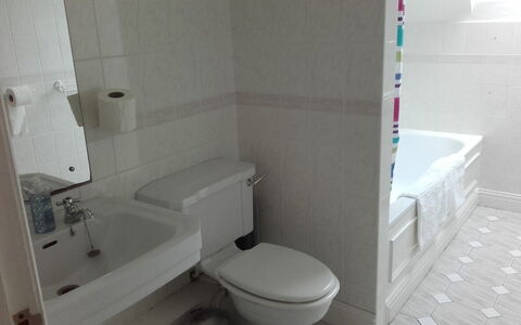The Stables Holiday Cottage No 9: Salle De Bains, Lavabo, Luminaire Plomberie, Sol, Sol, Évier, Design Intérieur, Toilette, Blanc, Siège De Toilette