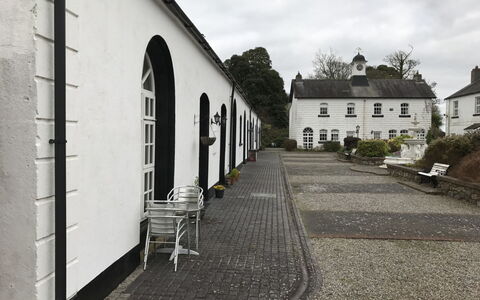 The Stables Holiday Cottage No 9: Arbuste, Allée, Biens, Cour, Aménagement Paysager, Passerelle, Hacienda, Pavé, Cour