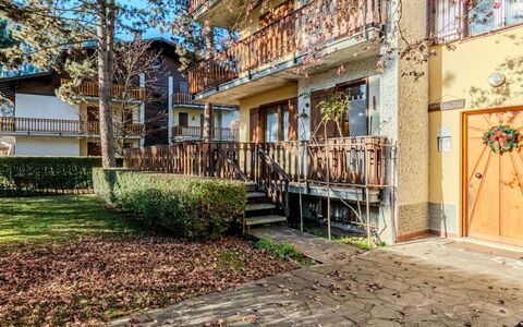 Salet: Balcon, Porche, Clôture, Cour, Accueil Escrime, Arrière-Cour, Siding, Balustre, Villa