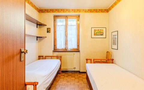 Salet: Mur, Design Intérieur, Sol, Bois, Sol, Plafond, Pièce, Meubles, Chambre, Lit