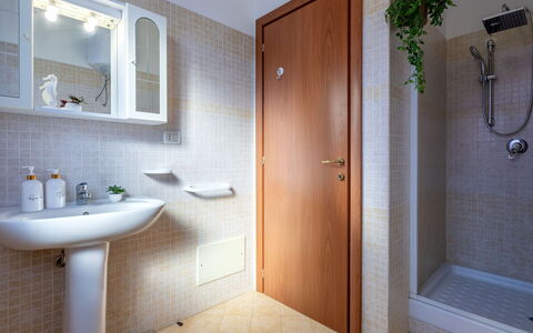 Arianna: Mur, Luminaire Plomberie, Sol, Bois, Sol, Salle De Bains, Design Intérieur, Porte, Plomberie, Lavabo