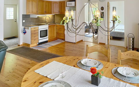 Hults-Kulla: Meubles, Design Intérieur, Sol, Luminaire, Plafond, Sol, Bois, Chaise, Table, Salle À Manger