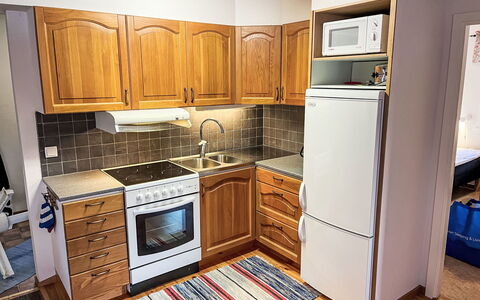 Hults-Kulla: Appareil De Cuisine, Cuisine, Principaux Appliance, Comptoir, Cabinetry, Sol, Meubles, Bois, Sol, Cuisinière