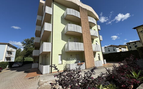 Liz: Zone Résidentielle, Appartement, Condominium, Balcon, Banlieue, Hôtel