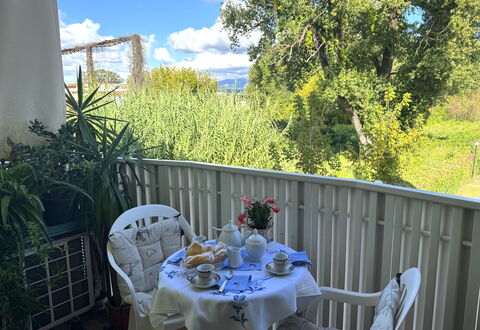 Liz: Meubles, Chaise, Mobilier De Jardin, Table, Tableau De Plein Air, Balcon, Porche, Ombre, Arrière-Cour, Table Cuisine Et Salle A Manger