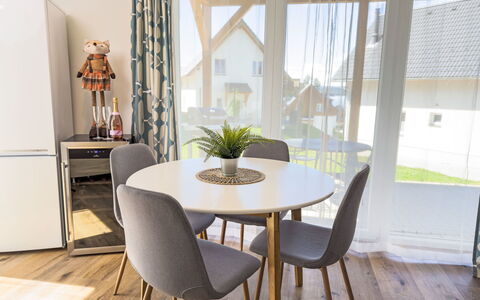 Lakeside Village 39: Meubles, Design Intérieur, Sol, Sol, Salle À Manger, Chaise, Bois, Table Cuisine Et Salle A Manger, Table, Parquet