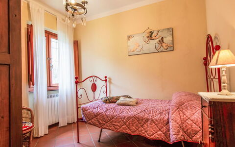 Villa Malula: Lit, Chambre, Literie, Drap De Lit, Mur, Design Intérieur, Meubles, Bois, Sol, Sol
