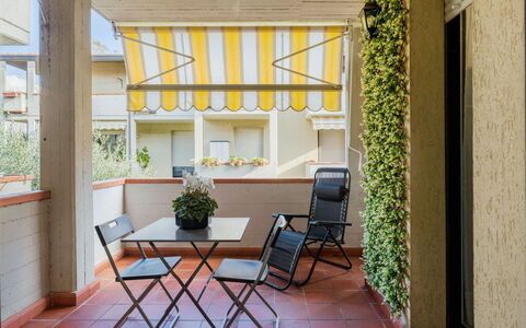 Appartamento Joelle: Meubles, Chaise, Mobilier De Jardin, Ombre, Pot De Fleur, Plante D'Appartement, Tableau De Plein Air, Eco Hôtel, Tache De Bois, Balcon