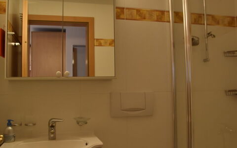 Dominic B2: Lavabo, Salle De Bains, Design Intérieur, Luminaire Plomberie, Mur, Évier, Sol, Miroir, Sol, Robinet