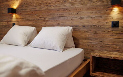 Cornelia 1: Mur, Bois, Sol, Meubles, Chambre, Design Intérieur, Sol, Lit, Éclairage, Literie