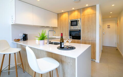 Bolnou Blue Sea: Meubles, Design Intérieur, Cuisine, Comptoir, Sol, Sol, Cabinetry, Bois, Parquet, Plafond