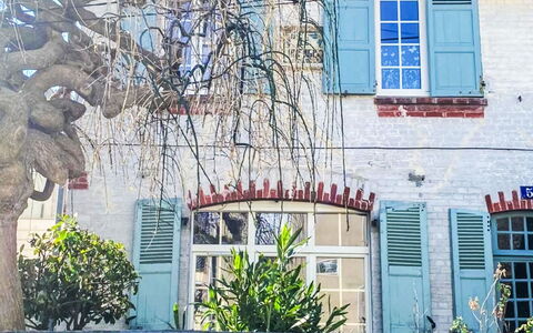 Vacances à la Mer pour Se Ressourcer: Mur, Bâtiment, Fenêtre, Façade, Architecture, Ville, Design Urbain, Le Fer, Porte, Balcon