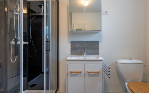 Vacances à la Mer pour Se Ressourcer: Salle De Bains, Luminaire Plomberie, Lavabo, Sol, Design Intérieur, Sol, Évier, Toilette, Robinet, Miroir