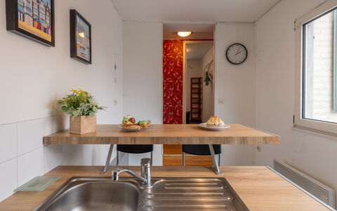 Vacances à la Mer pour Se Ressourcer: Meubles, Comptoir, Cuisine, Design Intérieur, Bois, Sol, Appareil De Cuisine, Plafond, Luminaire, Domicile