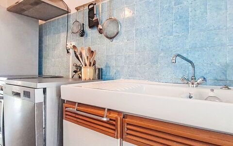 Baie du Soleil: Comptoir, Cuisine, Sol, Design Intérieur, Luminaire Plomberie, Sol, Robinet, Évier, Cabinetry, Tuile