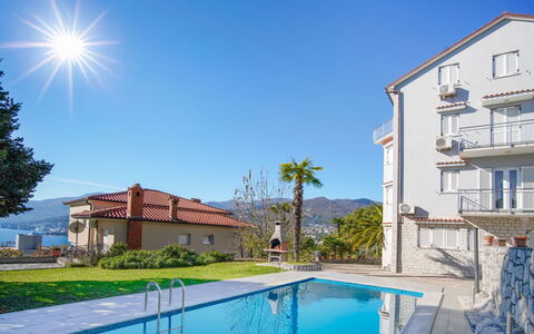 Opatija Matulji 406: Bleu, Piscine, Zone Résidentielle, Recours, Eco Hôtel, Biens, Villa, Balcon, Ville Resort, Mobilier De Jardin
