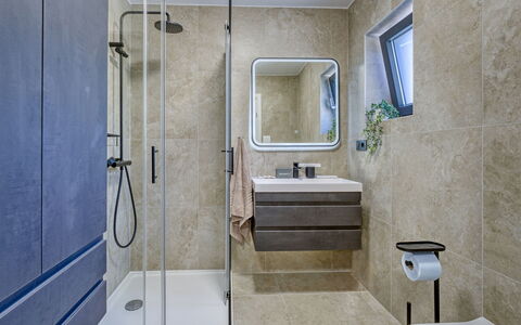 Lamar: Luminaire Plomberie, Sol, Salle De Bains, Design Intérieur, Sol, Évier, Robinet, Plomberie, Toilette, Armoire De Toilette