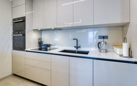 Lamar: Cuisine, Appareil De Cuisine, Comptoir, Cabinetry, Principaux Appliance, Bois, Design Intérieur, Sol, Sol, Électroménager