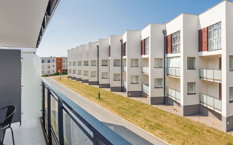 Bursztynowe Osiedle: Meubles, Chaise, Table, Appartement, Mobilier De Jardin, Balcon, Table Cuisine Et Salle A Manger, Condominium, Ombre, Patio